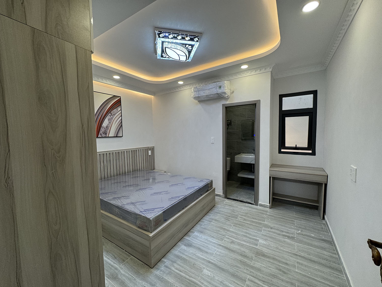 Nhà phố mới 100%, DTKV: 4mx12,5m, vuông, 4 tầng, full nội thất, hẻm xe hơi khu Vip NGUYỄN VĂN TRỖI